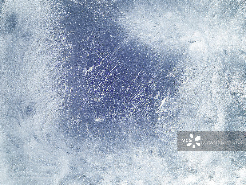 蓝色背景上冰块表面的全景图图片素材