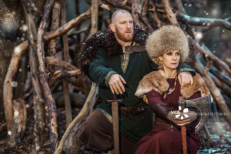森林里的俄罗斯维京武士皇家夫妇图片素材
