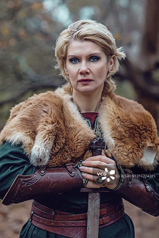 户外的俄罗斯女维京战士图片素材