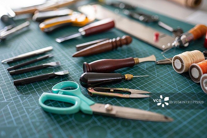 皮革工艺DIY工具静物图片素材