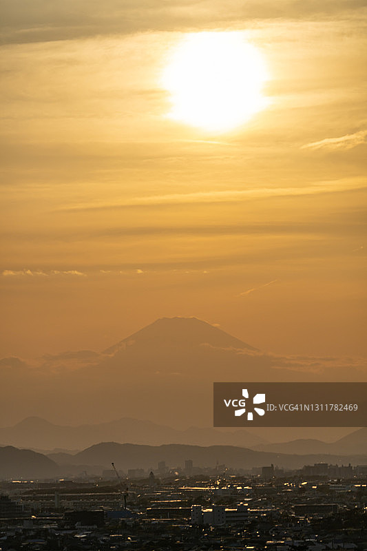 富士山和日本神奈川县的居民区图片素材