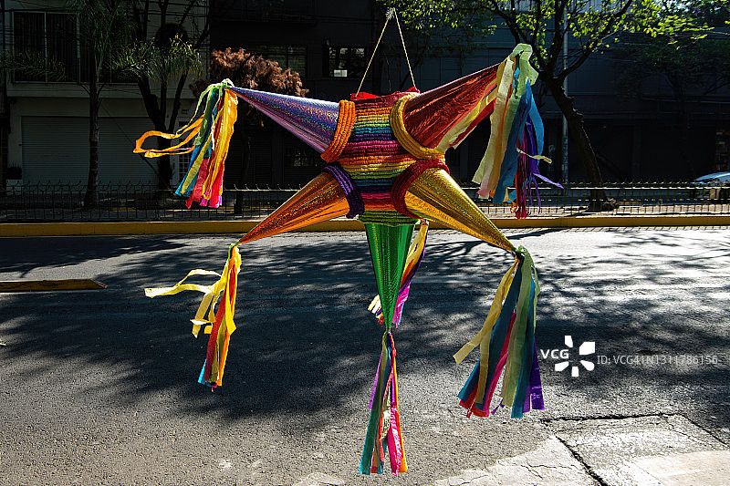 墨西哥城市街道上悬挂的彩虹色皮纳塔图片素材