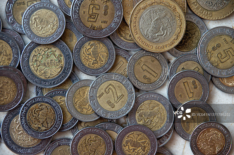 散落在石面上的墨西哥比索图片素材