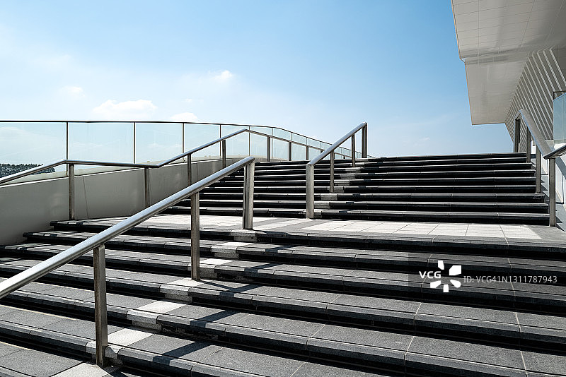 阳光明媚的户外阶梯图片素材