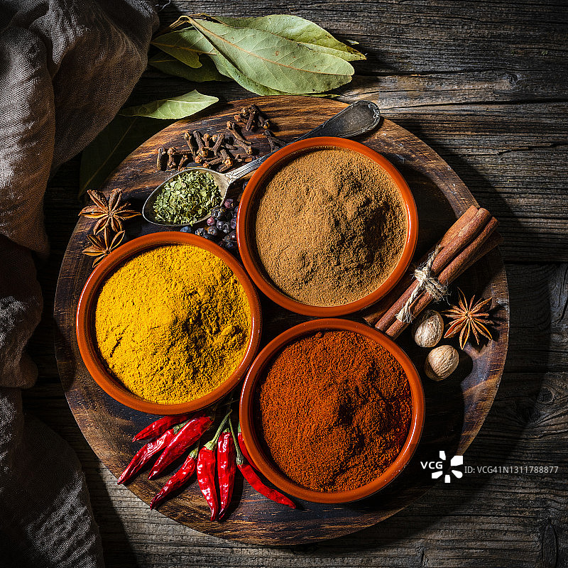 从乡村餐桌上方拍摄的印度香料图片素材