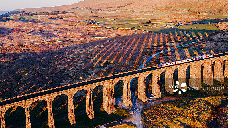 列车通过北约克郡里布尔黑德高架桥鸟瞰图图片素材