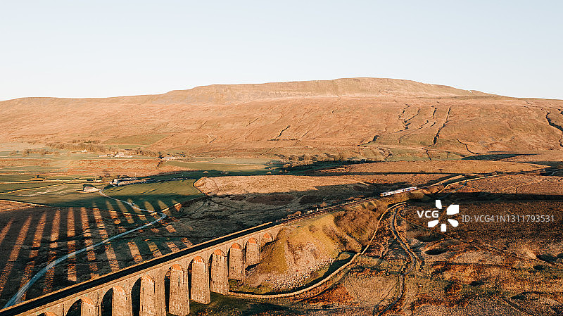 列车通过北约克郡里布尔黑德高架桥鸟瞰图图片素材