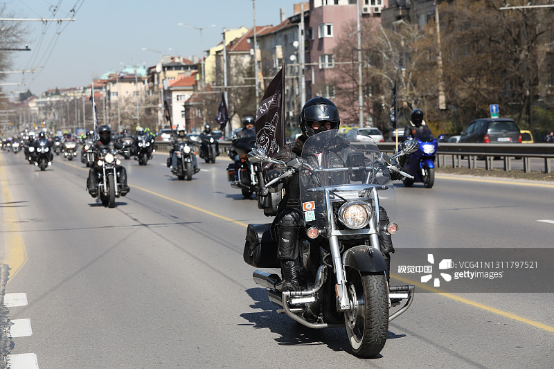 骑自行车的人在保加利亚索非亚庆祝摩托车季开幕（2021年4月10日）图片素材