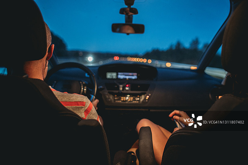 两人在蓝色时刻开车图片素材