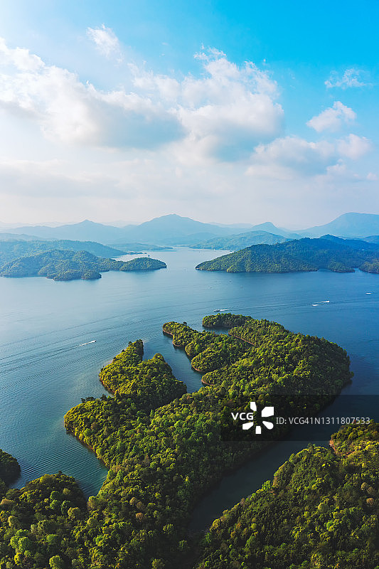 蓝色湖泊和森林山脉航拍景观图片素材