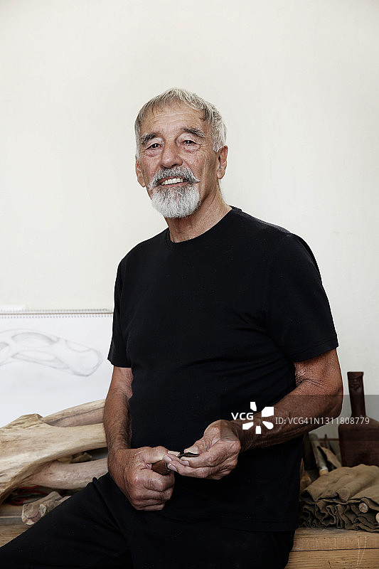 一位面带微笑的雕塑家图片素材