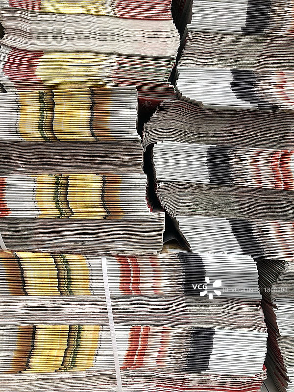 待分发的广告宣传单堆图片素材