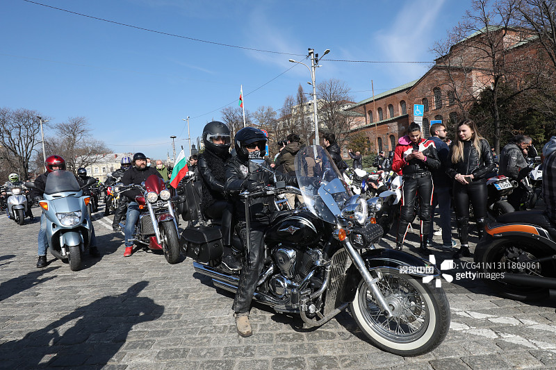 骑自行车的人在保加利亚索非亚庆祝摩托车季开幕（2021年4月10日）图片素材