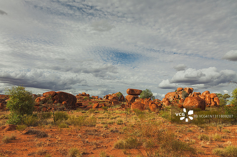 阴天下的澳大利亚北部领地魔鬼岩低角度照片图片素材