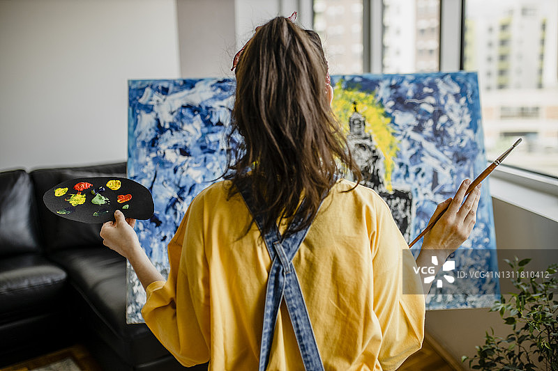 女艺术家在工作室创作抽象丙烯画图片素材