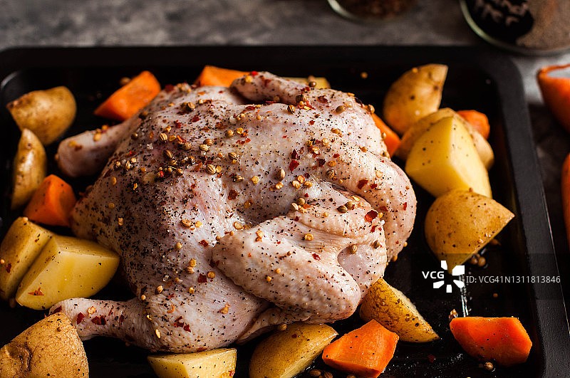 用于烤制的新鲜整鸡静物图片素材