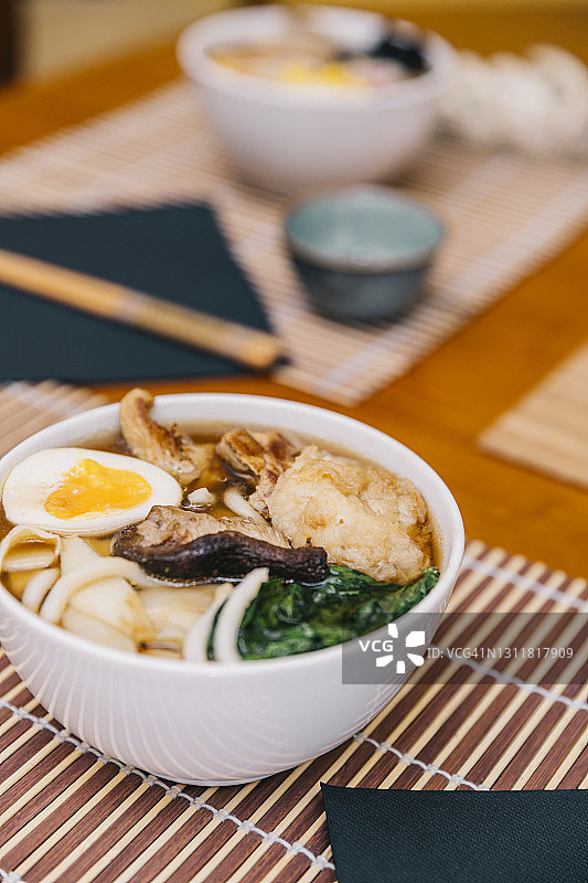 家里的日式乌冬面碗图片素材
