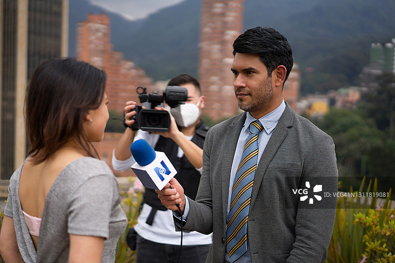 记者在户外采访一位女士图片素材