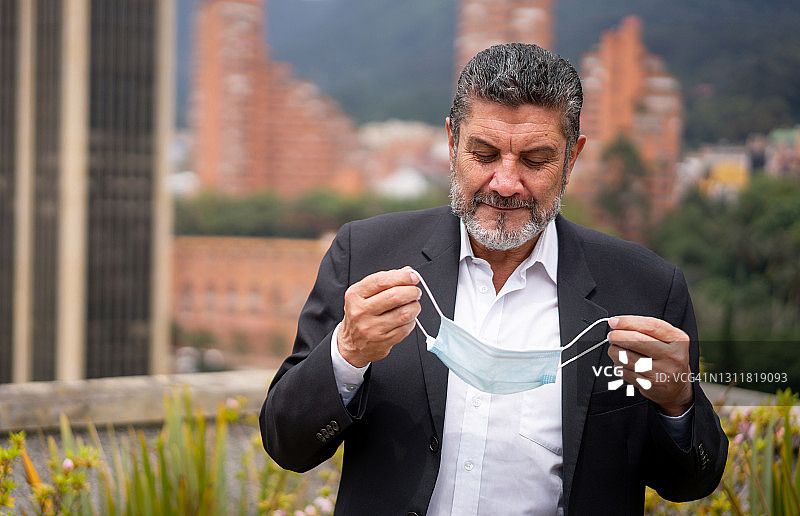 在户外戴口罩预防冠状病毒的男人图片素材