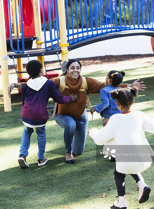混血母亲在操场迎接孩子们图片素材