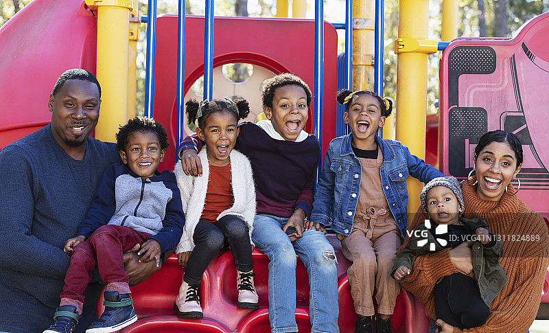 有五个孩子的多种族家庭在操场上图片素材