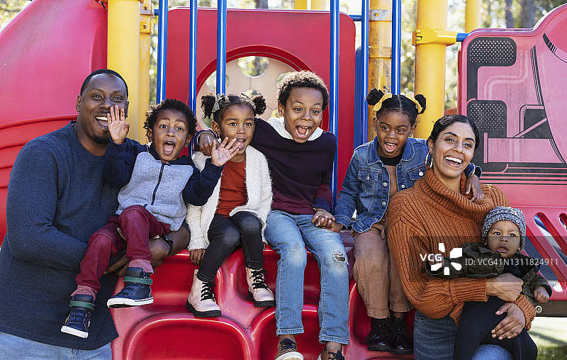 有五个孩子的多种族家庭在操场上图片素材