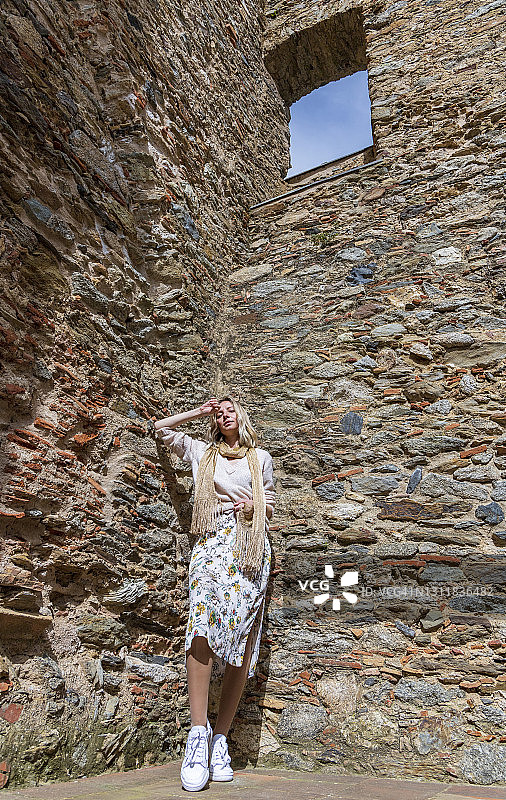 在古董墙上摆姿势的女人图片素材