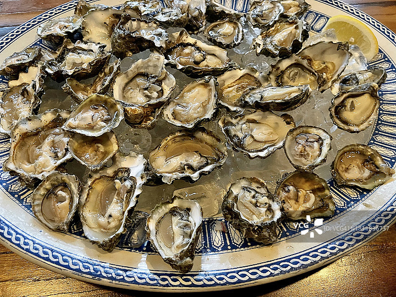 冰镇鲜生蚝与柠檬角图片素材