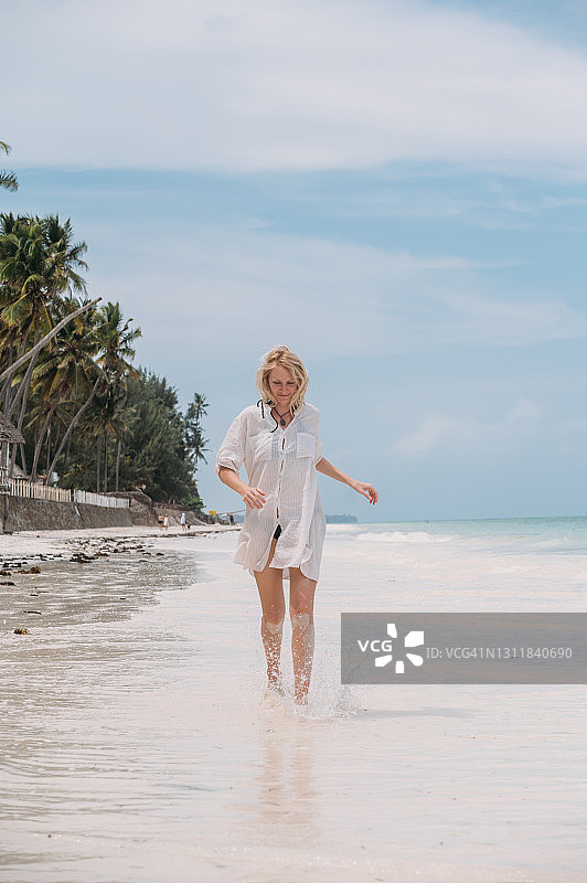 微笑的女人享受海滩图片素材