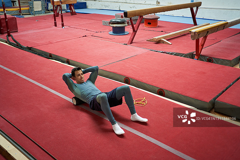 男体操运动员用按摩球放松身体图片素材