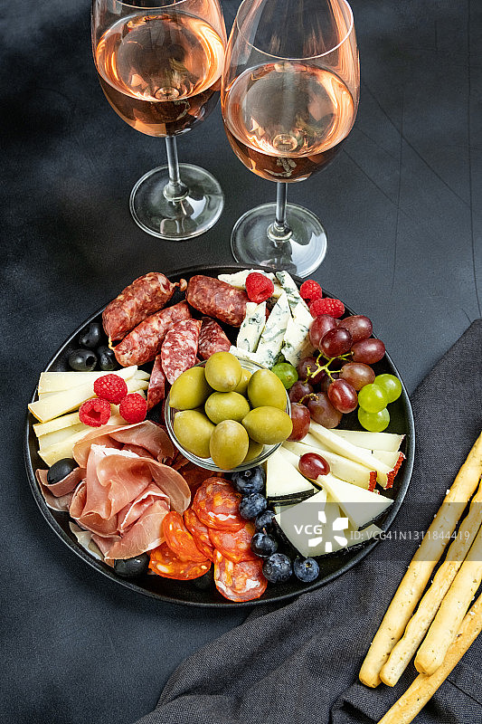 意式萨拉米香肠、火腿和奶酪橄榄肉类拼盘图片素材