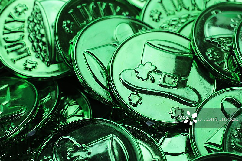 带来爱尔兰好运的三叶草硬币图片素材