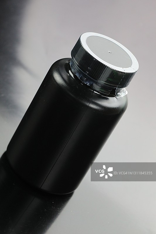 黑色药瓶图片素材