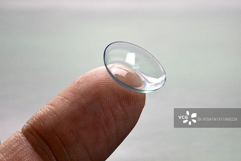 手指上的一次性隐形眼镜图片素材