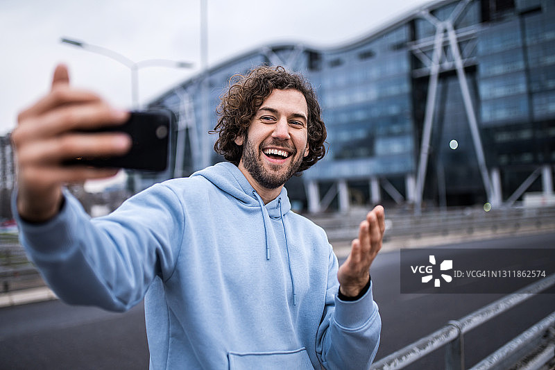 在户外自拍的年轻男子图片素材