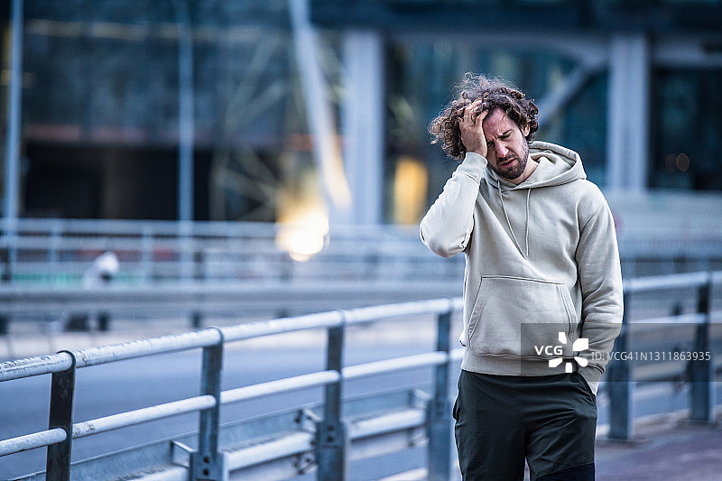 年轻人头痛图片素材