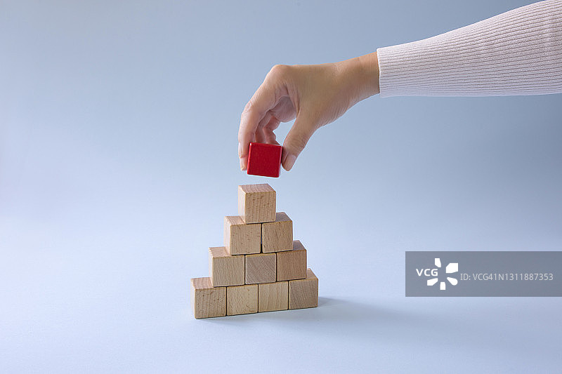 手堆叠方块静物图片素材