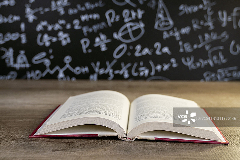 返校季用品：书籍和木质背景上的黑板图片素材