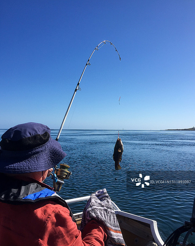 老年男人在度假时钓鱼和观光图片素材