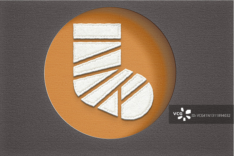 毛毡腿，脚上缠着绷带，背景是纸板。概念图片素材