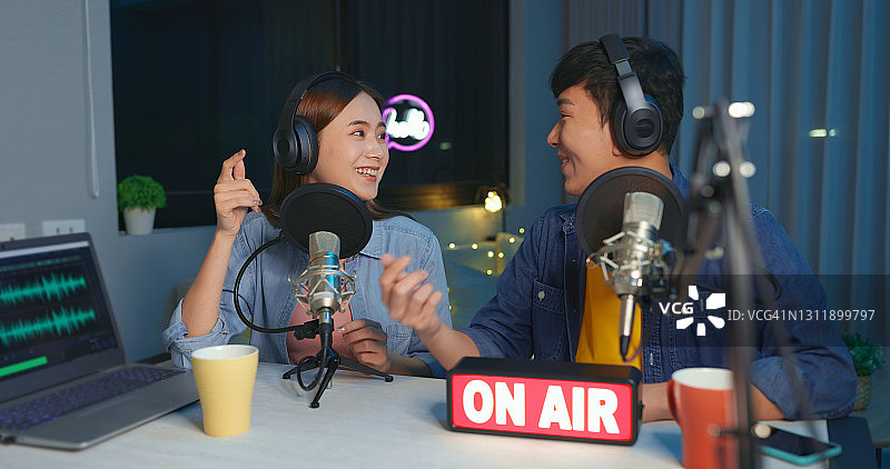 人们在工作室制作播客图片素材