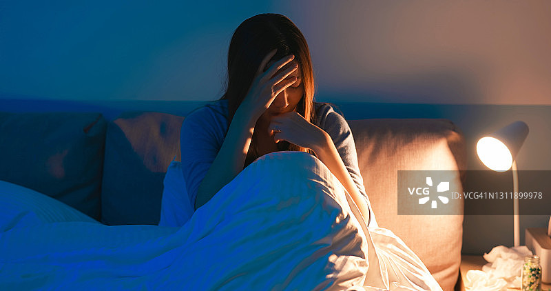 卧室里感到沮丧的女人图片素材