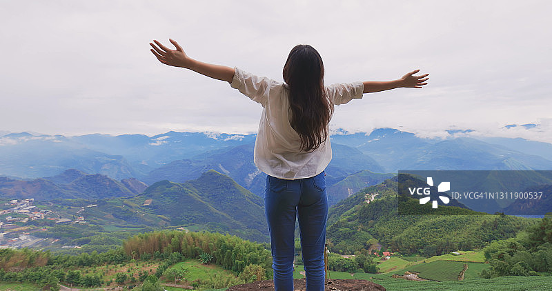 女旅行者站在山顶图片素材