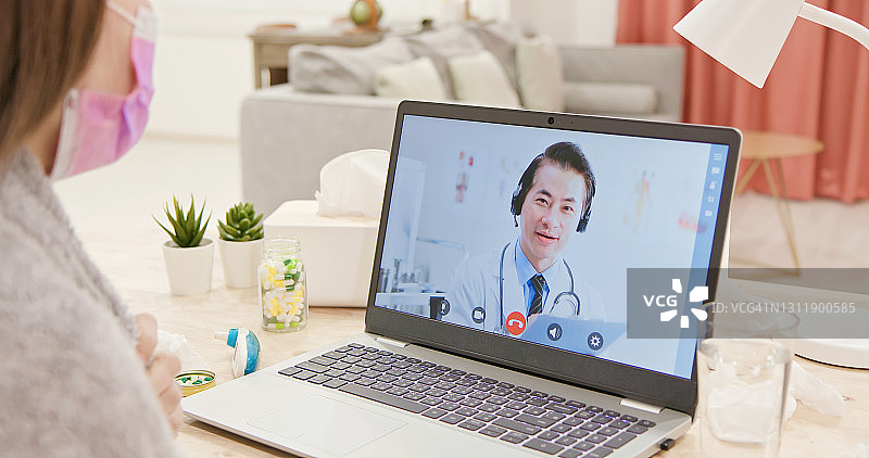 通过笔记本电脑实现的远程医疗概念图片素材