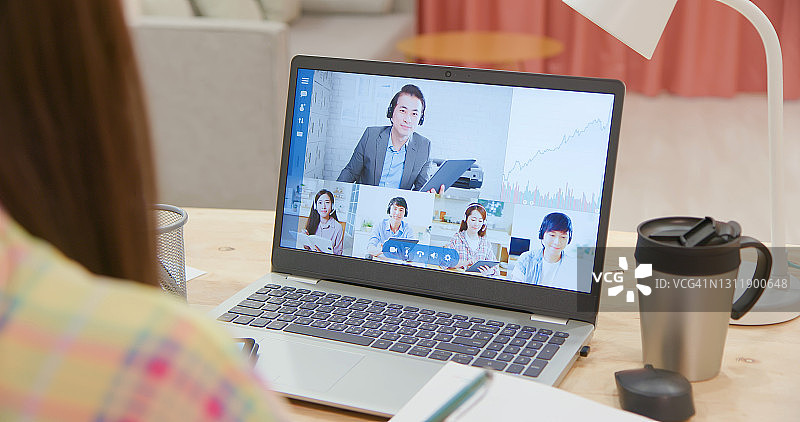 在家进行远程视频会议图片素材