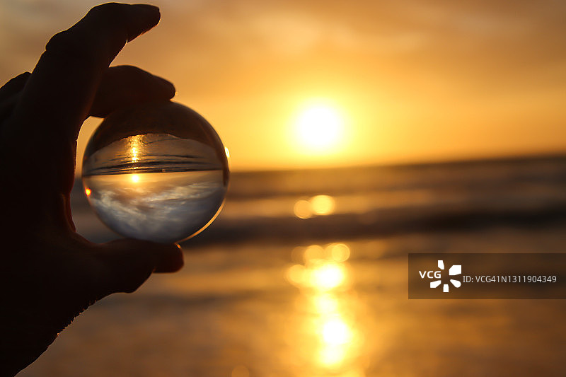 玻璃球中的日落图片素材