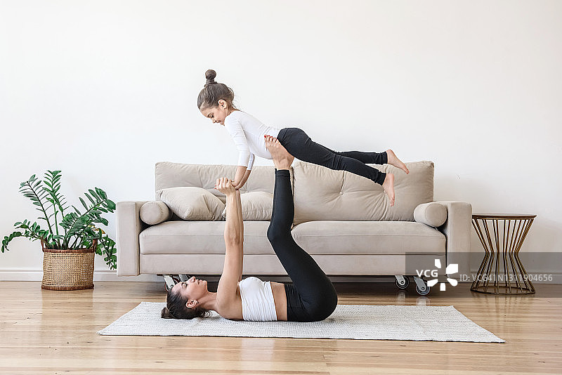母女在家练习瑜伽图片素材