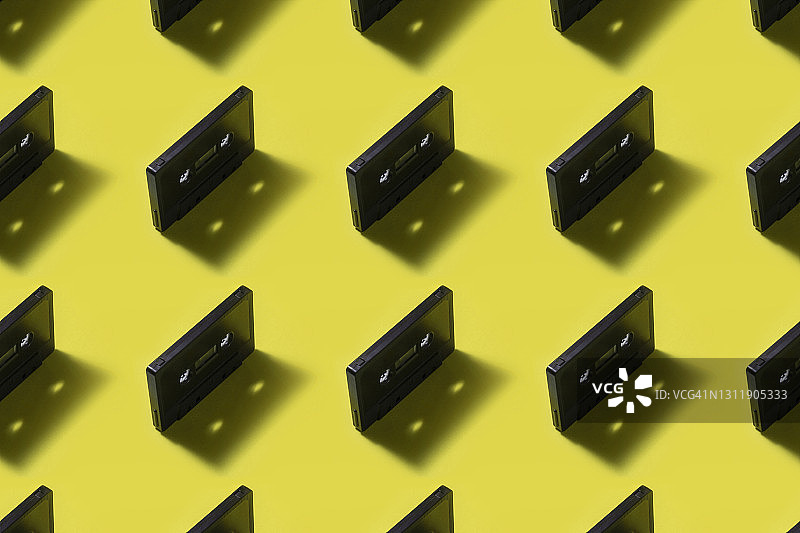 黄色背景上的重复卡式磁带图案图片素材