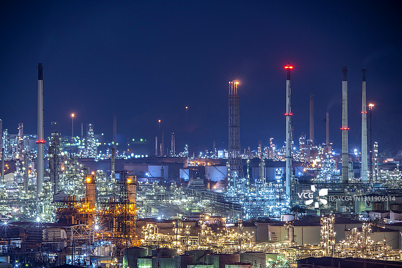 夜间炼油厂背景下的储油罐航拍图图片素材