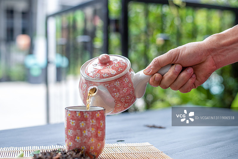 木制背景上的绿茶杯图片素材